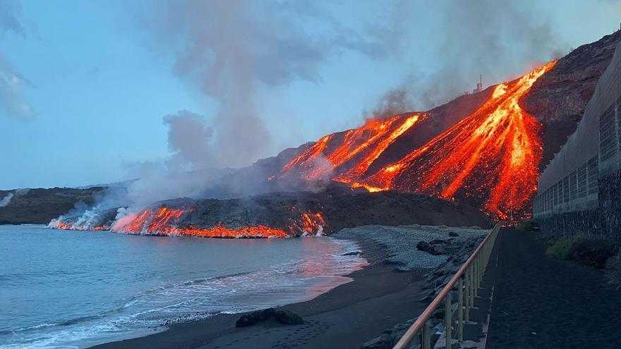 La lava del volcán de La Palma sigue alimentando la colada que alcanzó el mar en la playa de Los Guirres