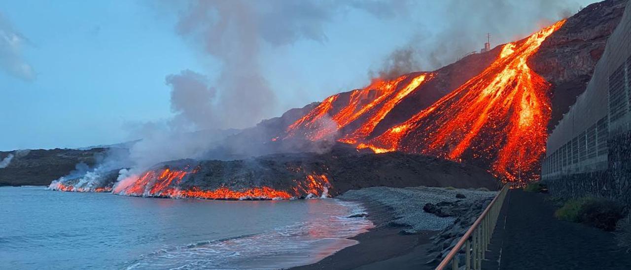 Así cae la lava del volcán de La Palma sobre la playa de los Guirres, junto a la fajana