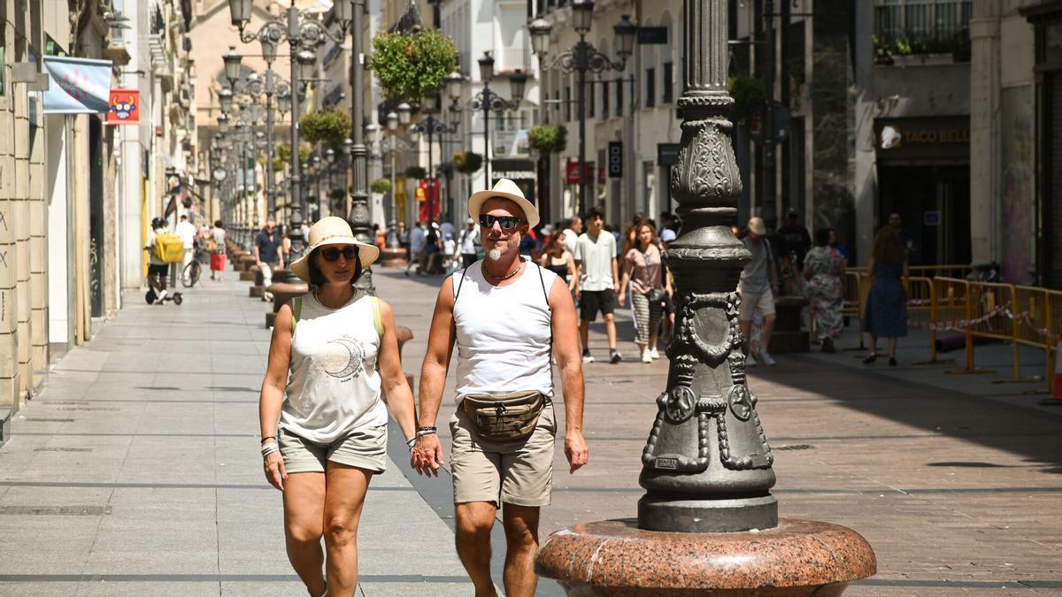 Una pareja pasea por la calle Alfonso de Zaragoza en una imagen de archivo