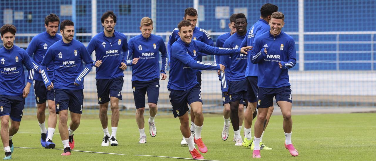 Jimmy, Lucas, Christian (detrás), Arribas, Mossa, Joselu, Álex Suárez (tapado) y Sandoval, con Grippo (de espaldas), Obeng y Armenteros, detrás, ayer, en El Requexón, durante el entrenamiento del Oviedo tras el empate ante el Mirandés.