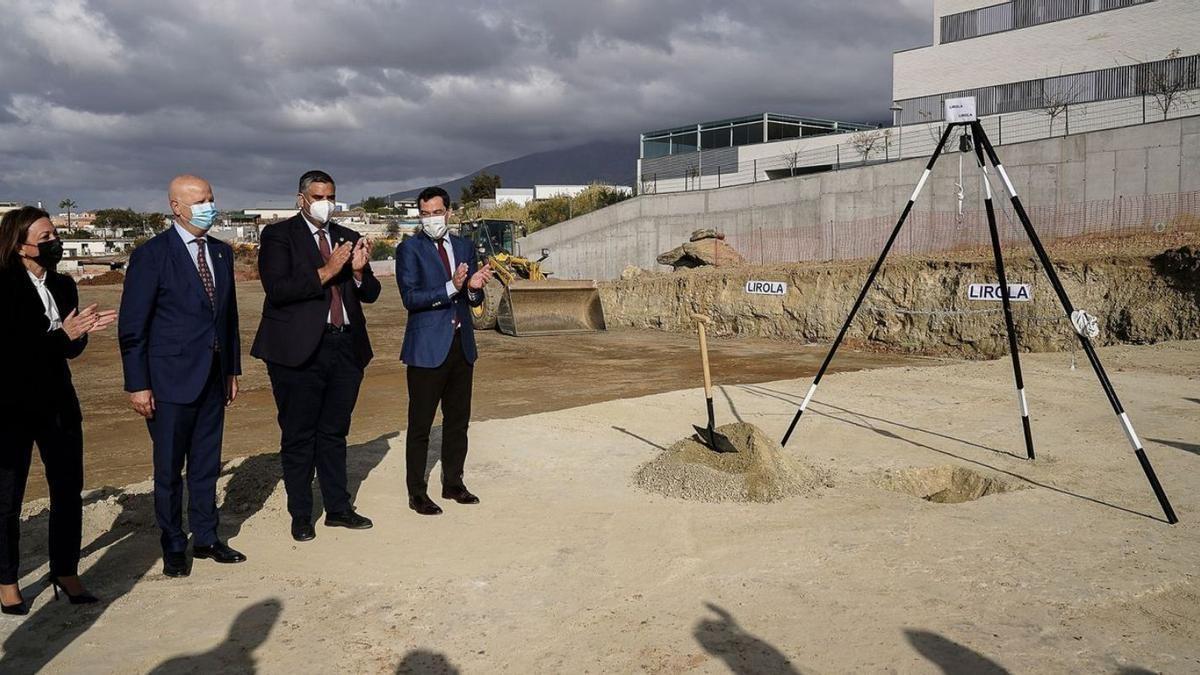 El presidente andaluz, Juanma Moreno, puso la primera piedra del IES Las Lagunas de Mijas en diciembre de 2021.