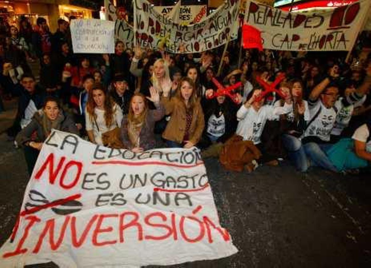 Alumnos se sientan durante el recorrido en forma de protesta.