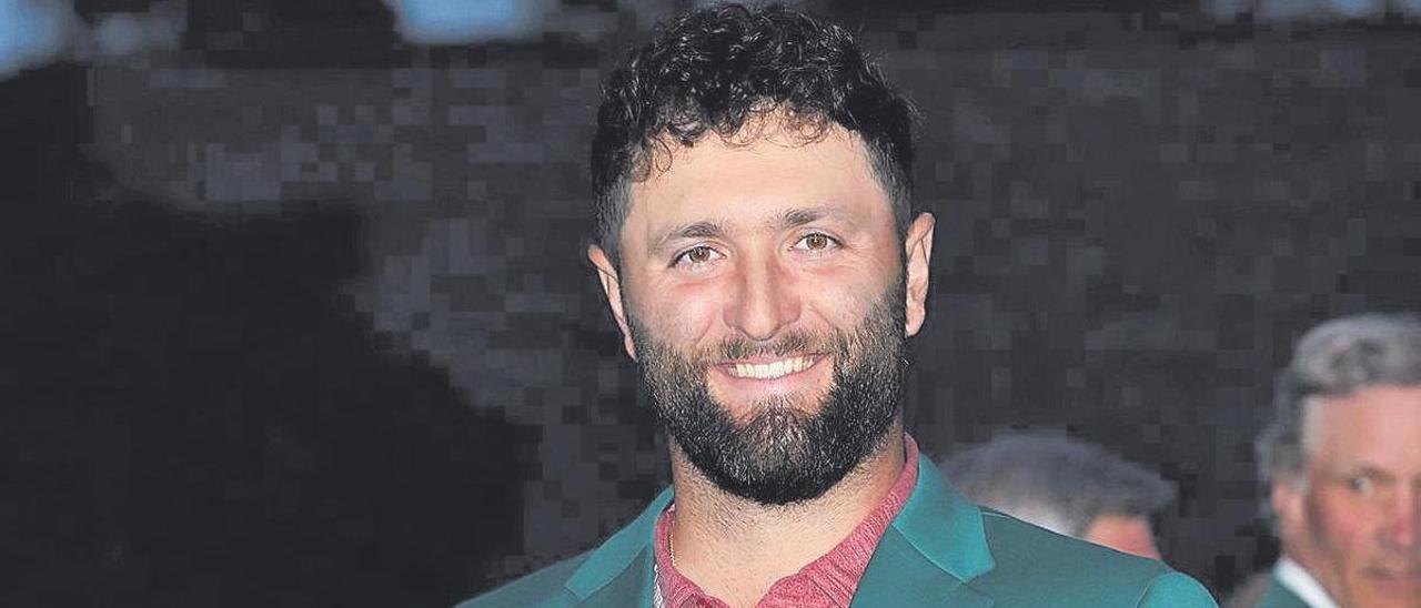 Jon Rahm sostiene el trofeo que le acredita como ganador del Masters de Augusta 2023, el pasado mes.