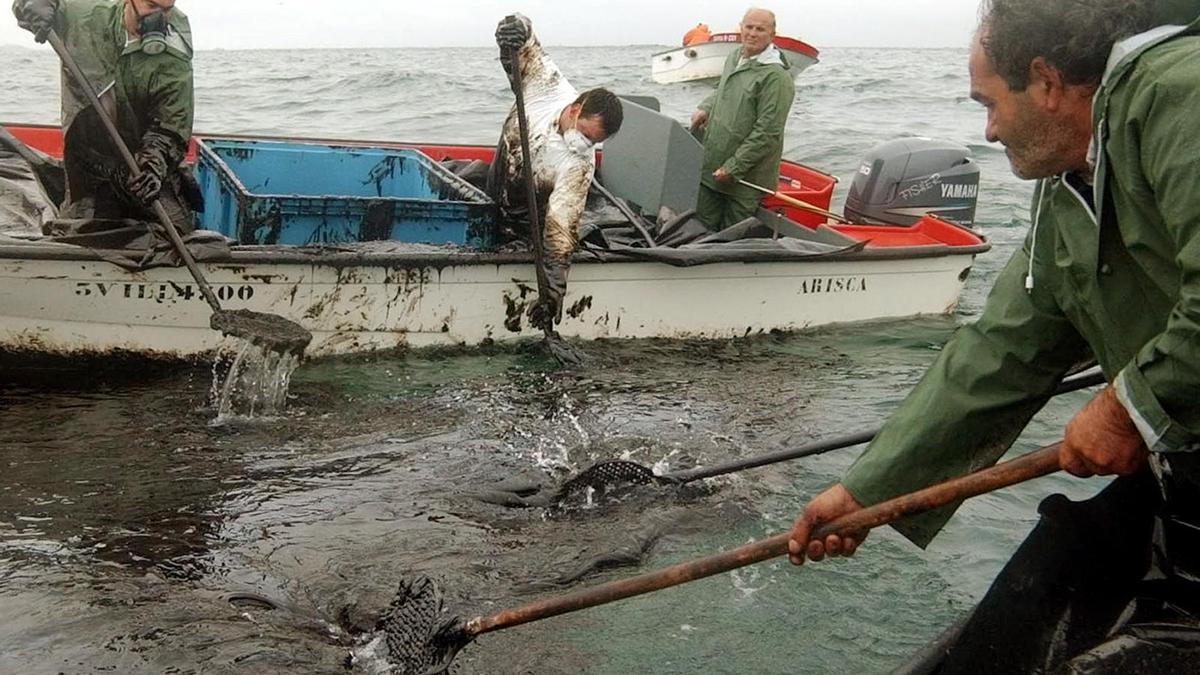 Labores de limpieza del mar en la ría arousana.