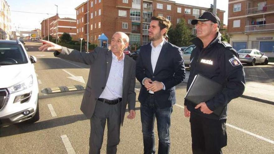 El director del centro, José Antonio de Vega, junto a Antidio Fagúndez y Tomás Antón.