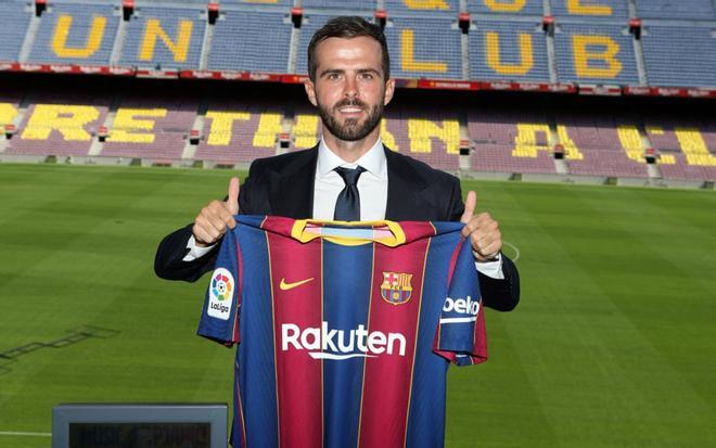 Presentación oficial de Miralem Pjanic como jugador del FC Barcelona en el Camp Nou.