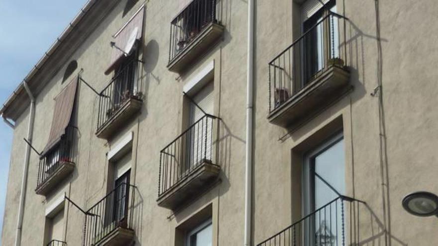 Façana d&#039;un edifici del carrer de Na Bastardes de Manresa que no va superar l&#039;ITE