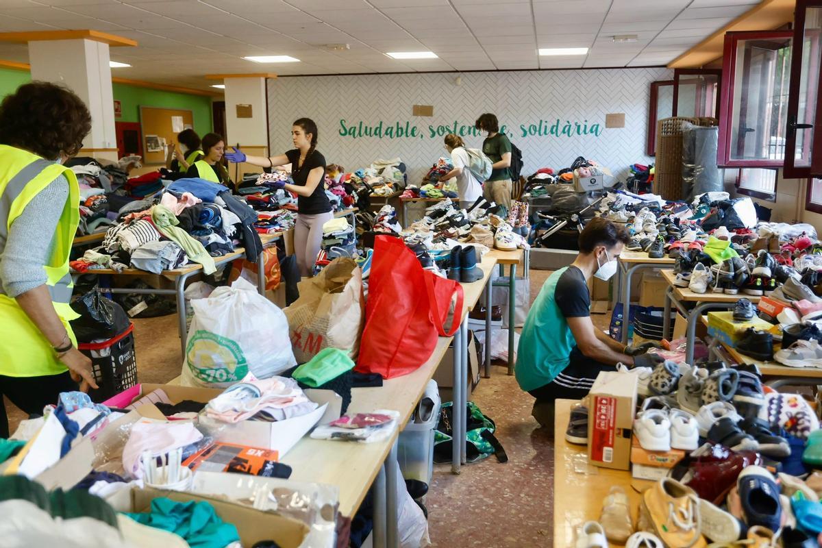 Imagen de una de las aulas del Colegio Enric Valor de Picanya repleta de material donado.