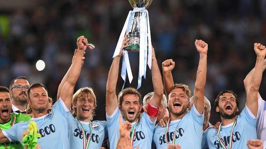 Los jugadores del Lazio levantan el trofeo.