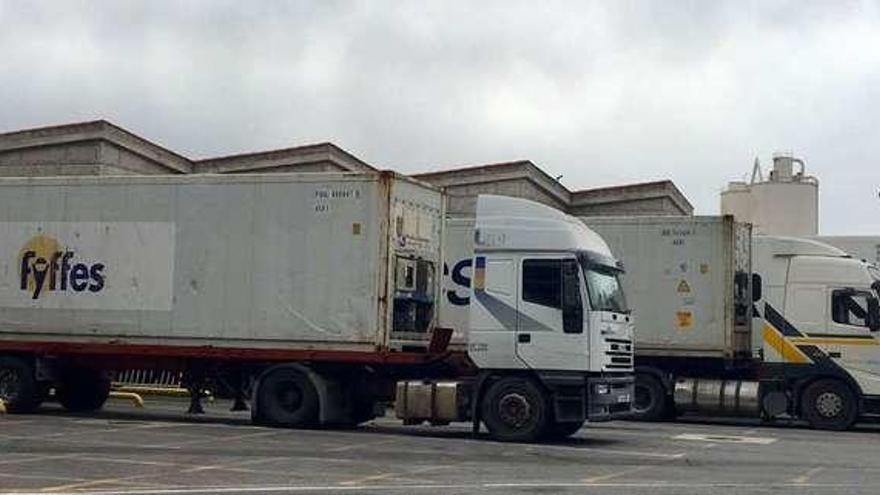 Camiones pasan la revisión de sus contenedores en el Puesto de Inspección Fronteriza (PIF) del Puerto de Vigo, ubicado en la terminal de Guixar. // FdV