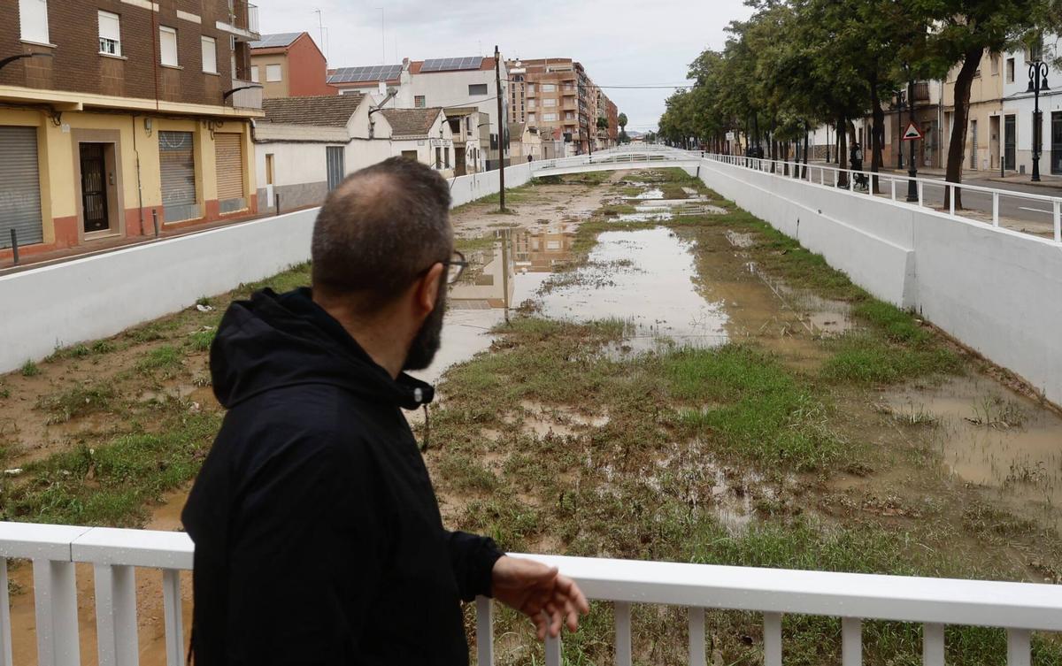 Un vecino observa el barranco de la Saleta a su paso por Aldaia.