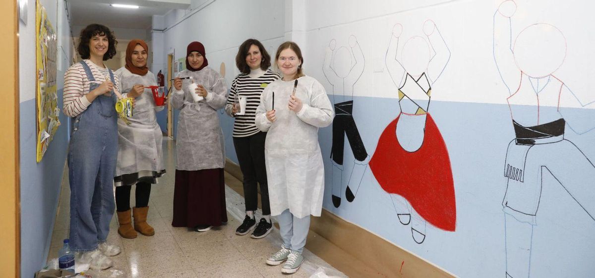 Les participantes nel proyeutu, pintando’l mural.