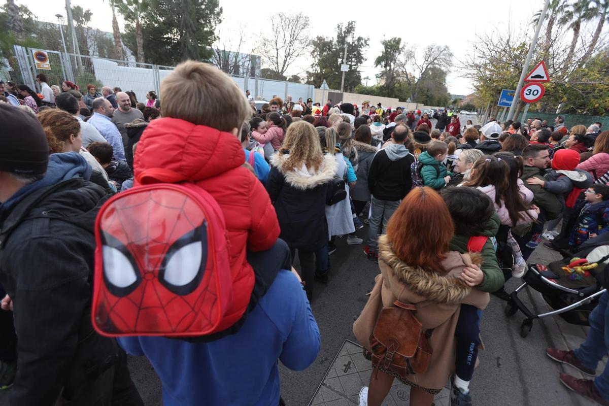 Los niños a la entrada del centro mientra una batukada suena al fondo.