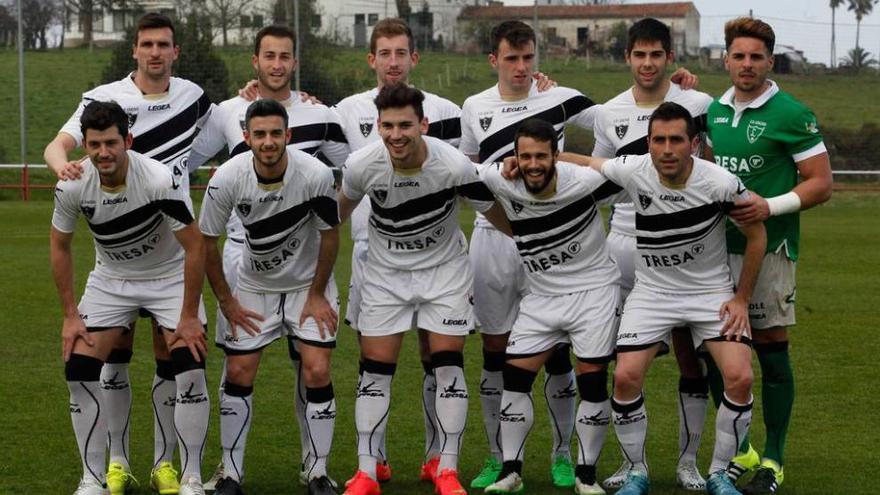 Once inicial ayer del Lealtad: detrás, Torres, Muñiz, Robert, Álvaro Cuello, David González y José Luis; delante, Blanco, Secades, Lobato, Keko y Sergio Villanueva.