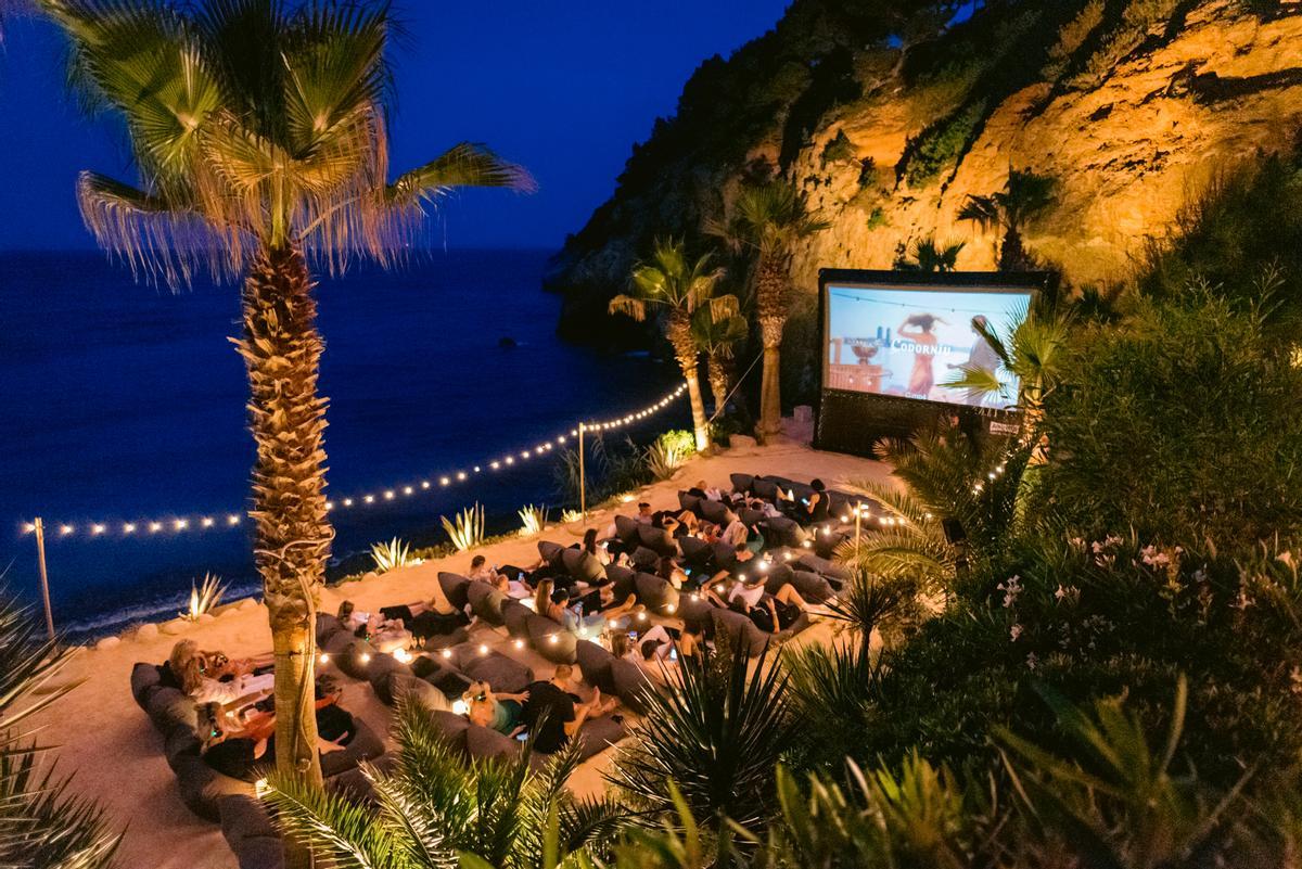 Sesión de cine al aire libre en Amante Ibiza.