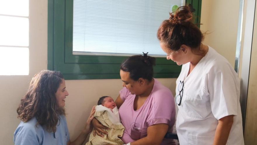 El Hospital Molina Orosa refuerza el apoyo a la lactancia materna con atención especializada de matronas las 24 horas