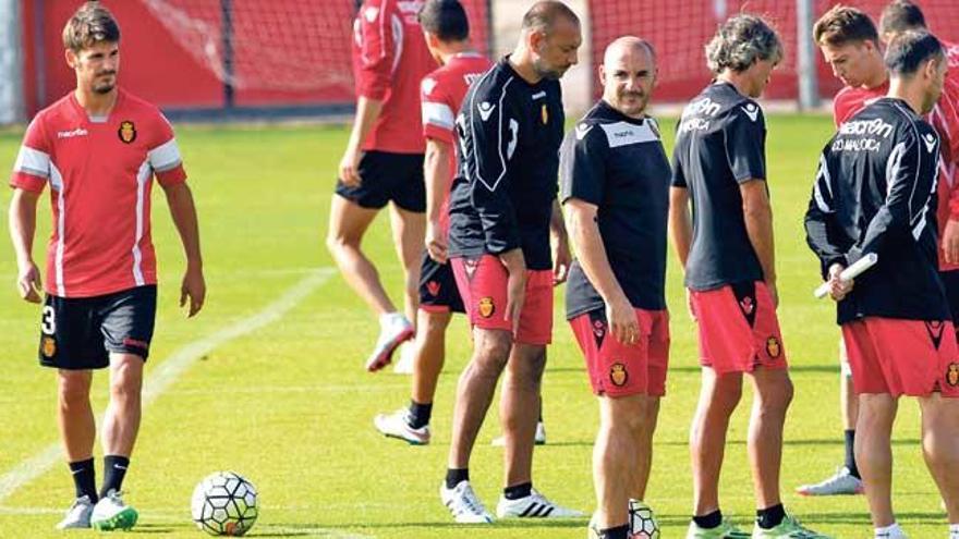 Albert Ferrer, rodeado de sus futbolistas en el entrenamiento de ayer celebrado en Son Bibiloni.