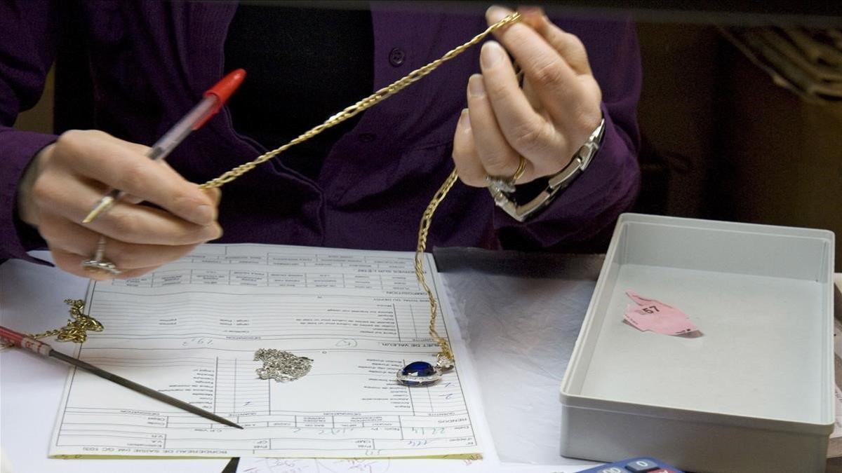 Una mujer inspecciona una joya.