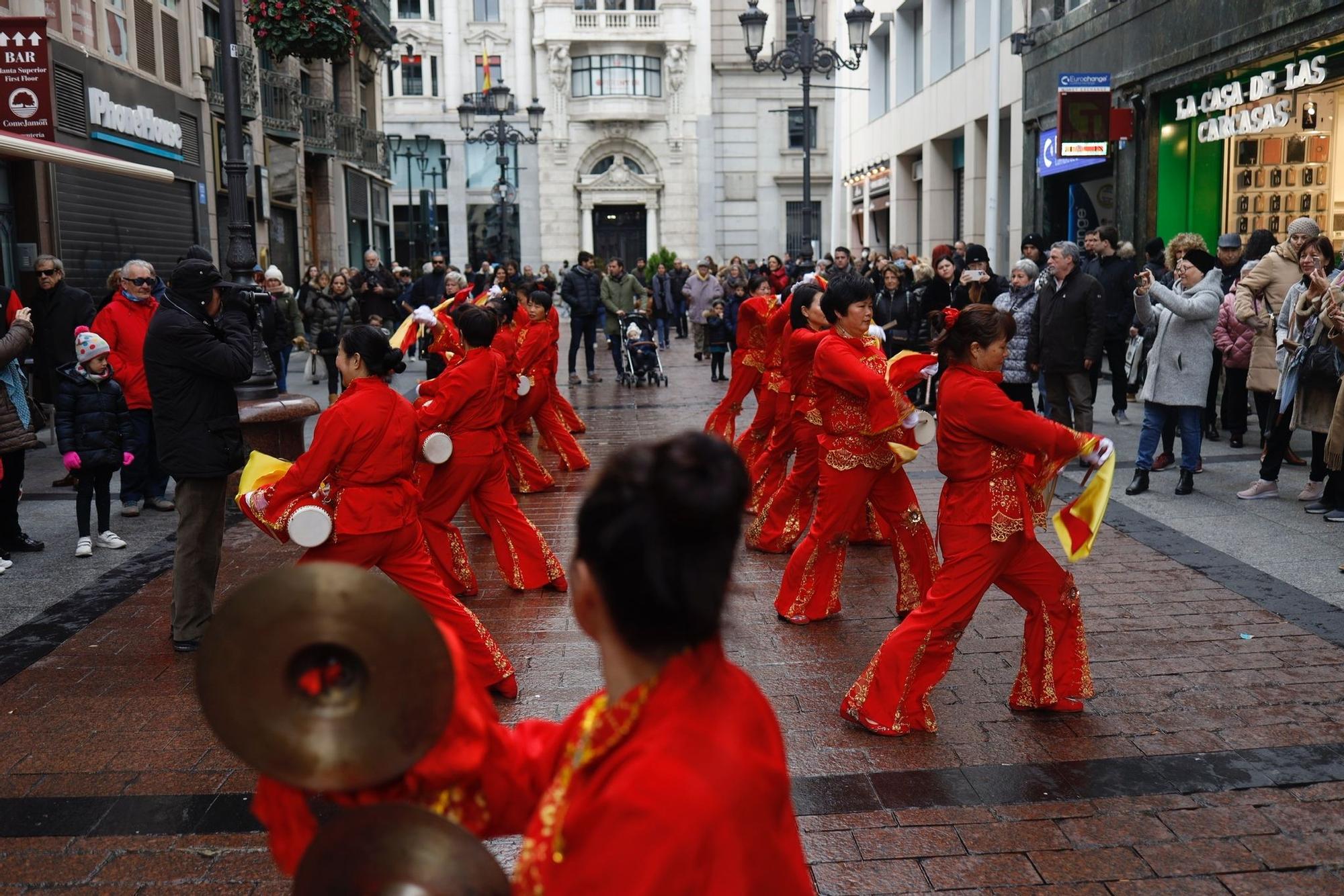 La comunidad china de Zaragoza desfila por el centro para celebrar el Año del conejo