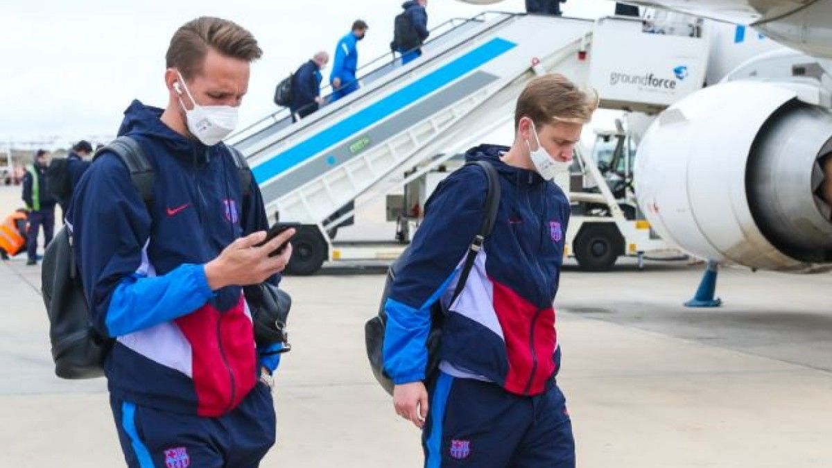 Luuk y Frenkie de Jong en la expedición blaugrana que ha puesto rumbo a Valencia