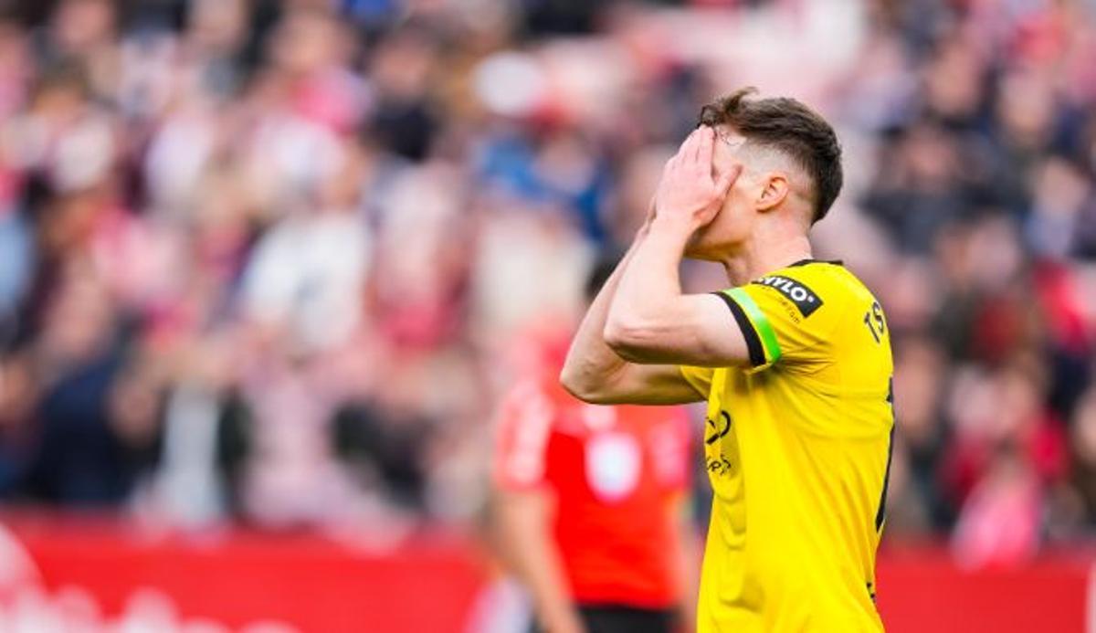 Viktor Tsygankov es tapa la cara després de fallar una ocasió a Sevilla diumenge passat