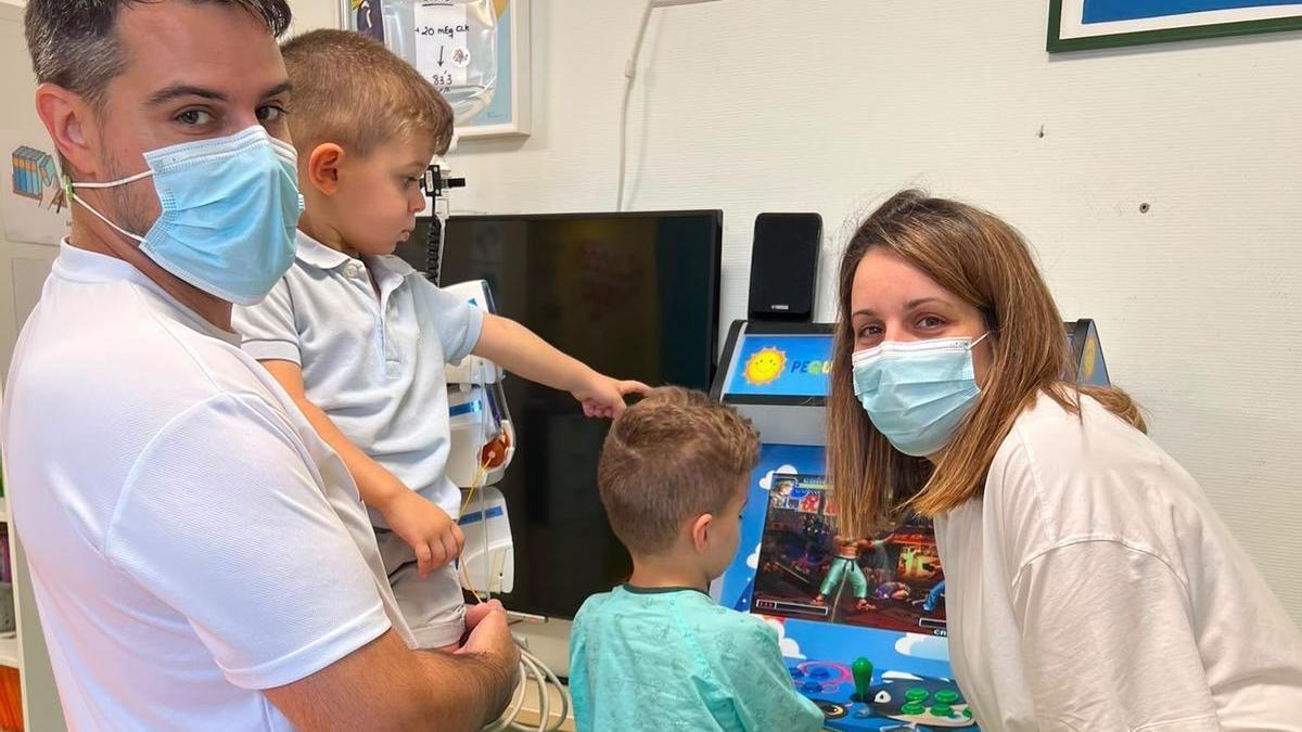 Diego, acompañado por su familia, durante uno de sus ingresos en el Hospital Materno Infantil de Badajoz.