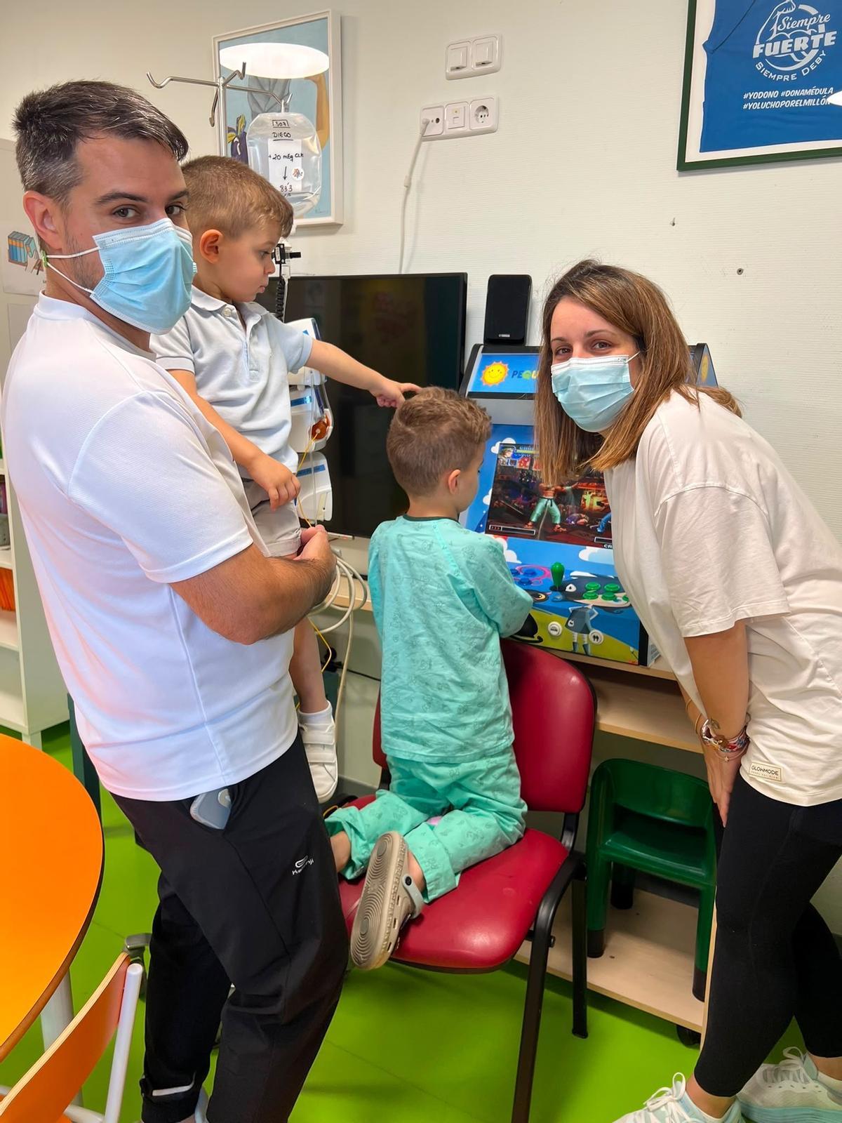 Diego, acompañado por su familia, durante uno de sus ingresos en el Hospital Materno Infantil de Badajoz.