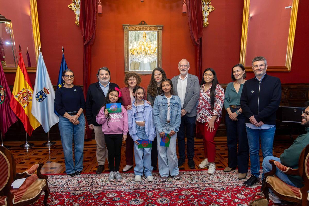 La alcaldesa de Santiago y miembros de la corporación con las niñas que leyeron la declaración institucional.