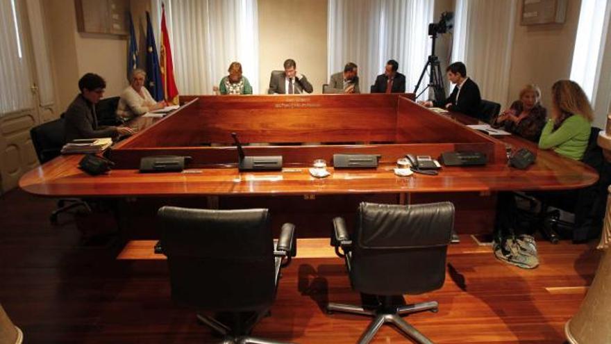 Los miembros de la comisión parlamentaria del «caso Marea» esperan la entrada de uno de los comparecientes en la sala Jovellanos de la Junta General.