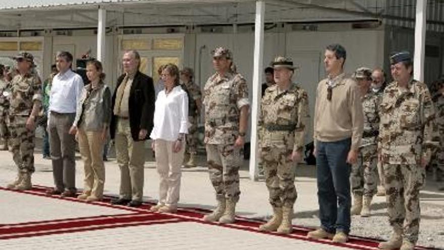 La ministra de Defensa, Carme Chacón (c), junto al secretario de Estado de Defensa, Constantino Méndez (2d), y la secretaria de Estado de Cooperación Internacional, Leire Pajín (3i), y el embajador de España en Afganistán, José Turpin (4i), en la base española de Herat durante su visita a las tropas españolas en Afganistán.