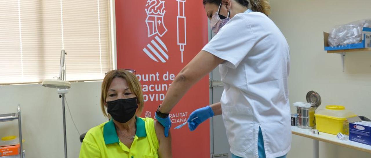 Una trabajadora de Urbaser recibe la primera dosis contra el coronavirus en las instalaciones de la mercantil