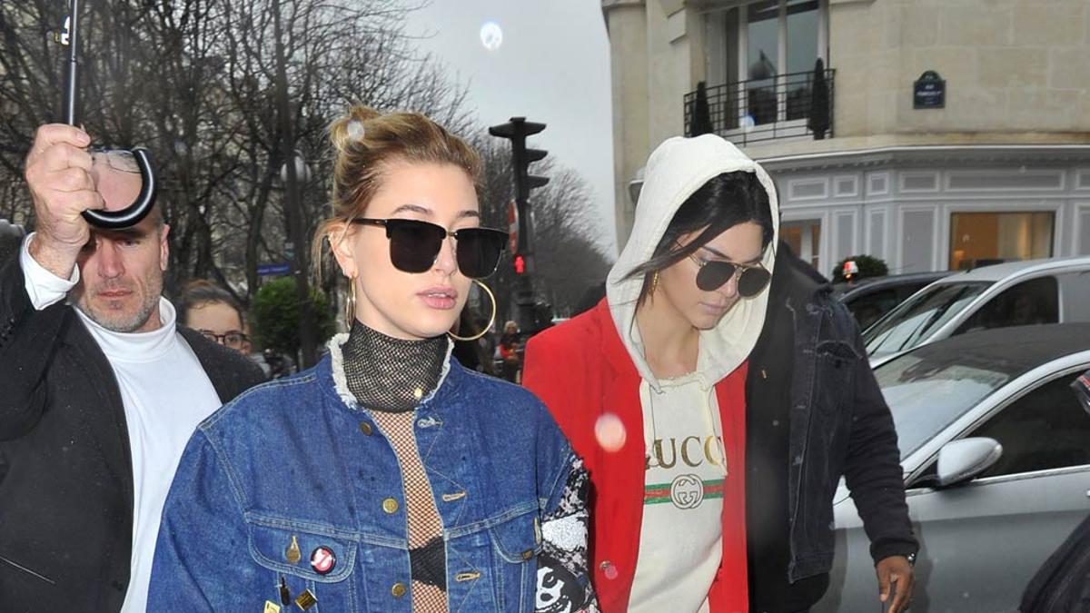 Hailey Baldwin y Kendall Jenner, de paseo por París