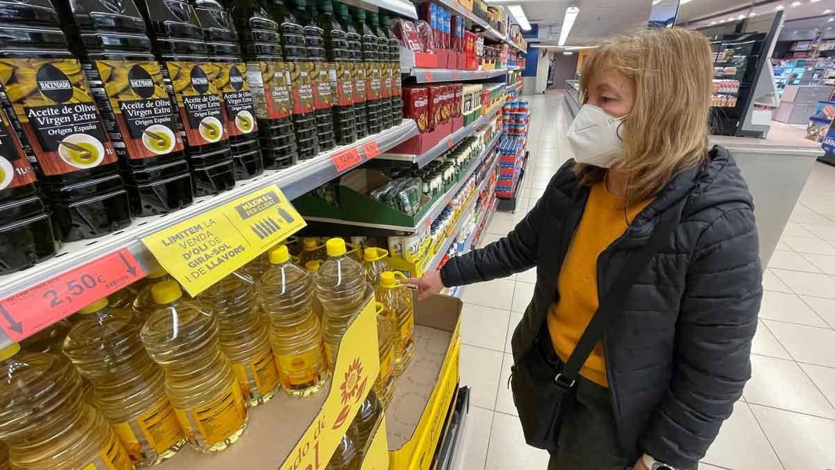 Una mujer compra aceite en un supermercado Mercadona del barrio de Fort Pienc de Barcelona