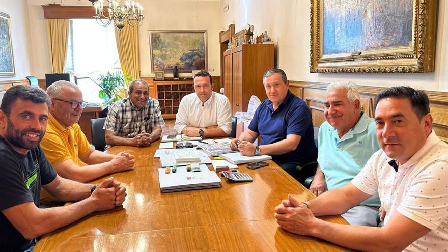 Foto de la reunión entre los representantes de los pueblos y cargos de la Diputación. | Ch. S.