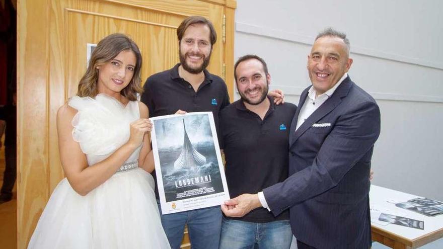 La cantante Andrea Pousa, el director Brais Revaldería, Ricardo Pérez y el actor vigués Bruxo Queiman, en el estreno de la cinta en Catoira.