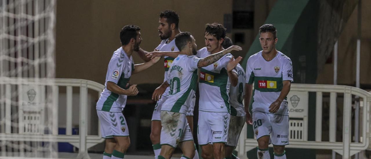 Los jugadores del Elche celebran el gol de la victoria ante el Oviedo, que le ha permitido clasificarse para el play-off. ANTONIO AMORÓS