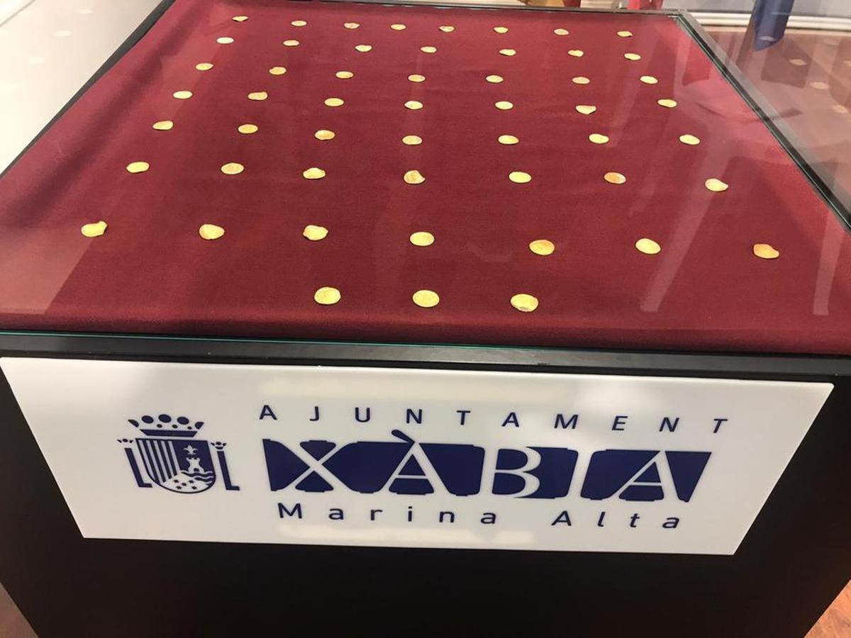 Conjunto de monedas del Tesoro del Portitxol de Xàbia en el Museo Soler Blasco.