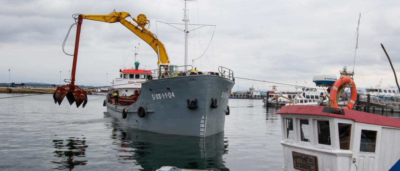 Labores de dragado en el muelle grovense.