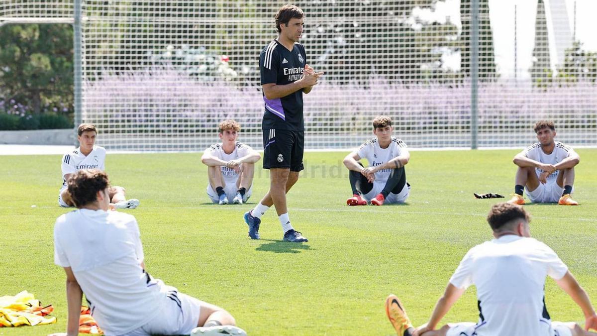 Noel (centro) escucha a Raúl en un entrenamiento celebrado en Valdebebas. |  // REALMADRID.COM