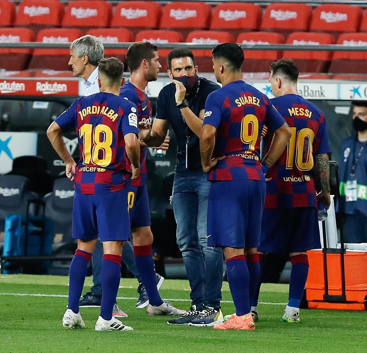 Eder Sarabia conversa con los futbolistas del Barça en su etapa en el conjunto catalán, en 2020