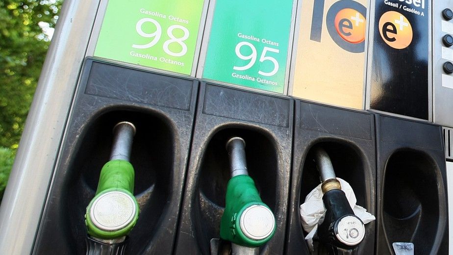 Surtidores en una gasolinera de Barcelona