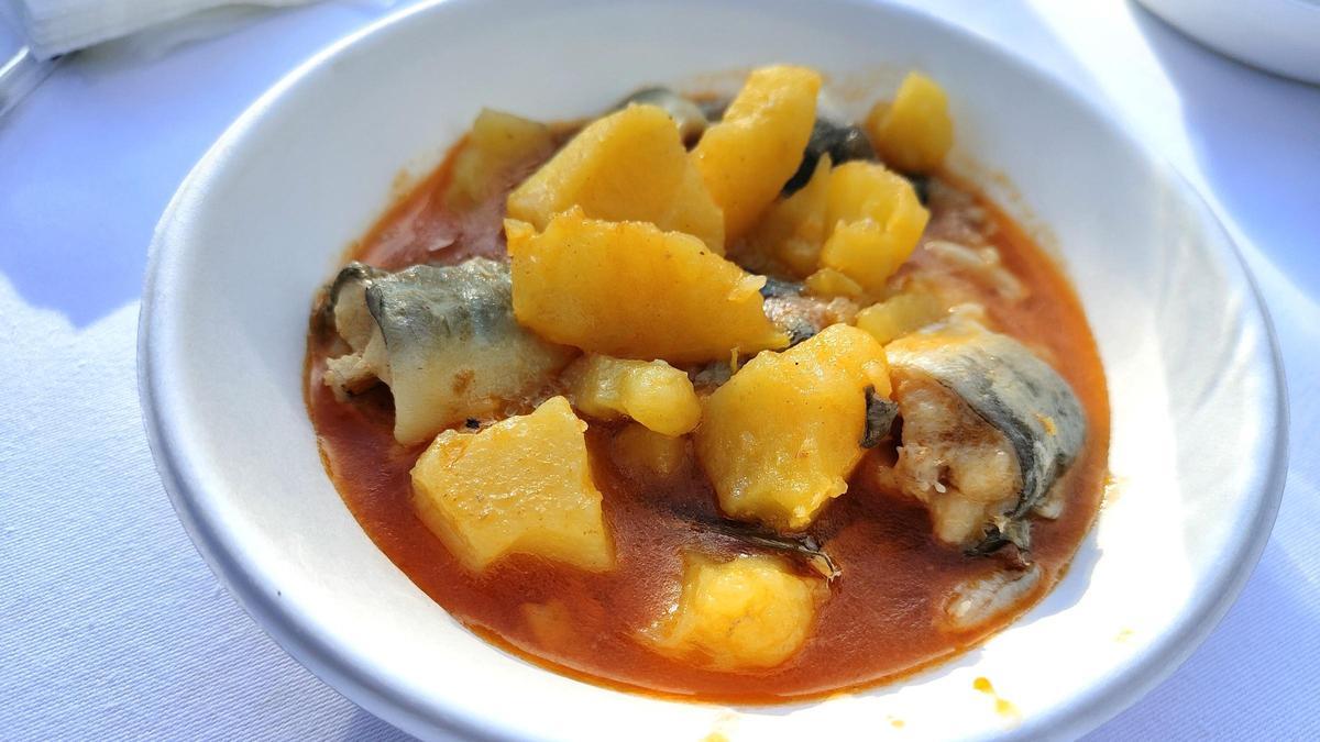 Un 'all i pebre' cocinado en una barraca de La Albufera.