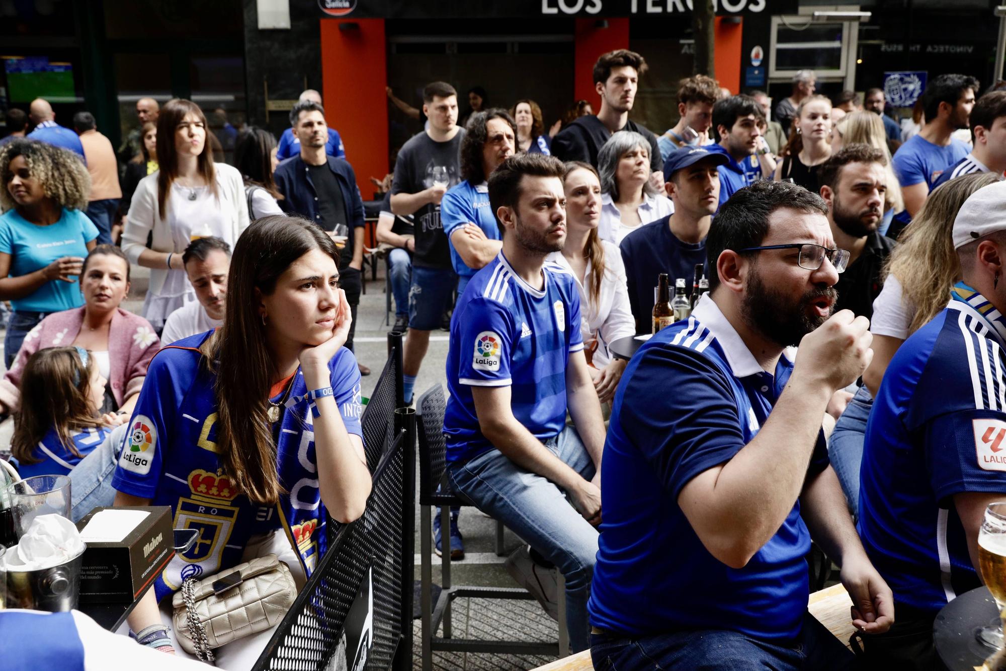 La afición del Oviedo se echa a la calle para ver el partido ante el Espanyol.