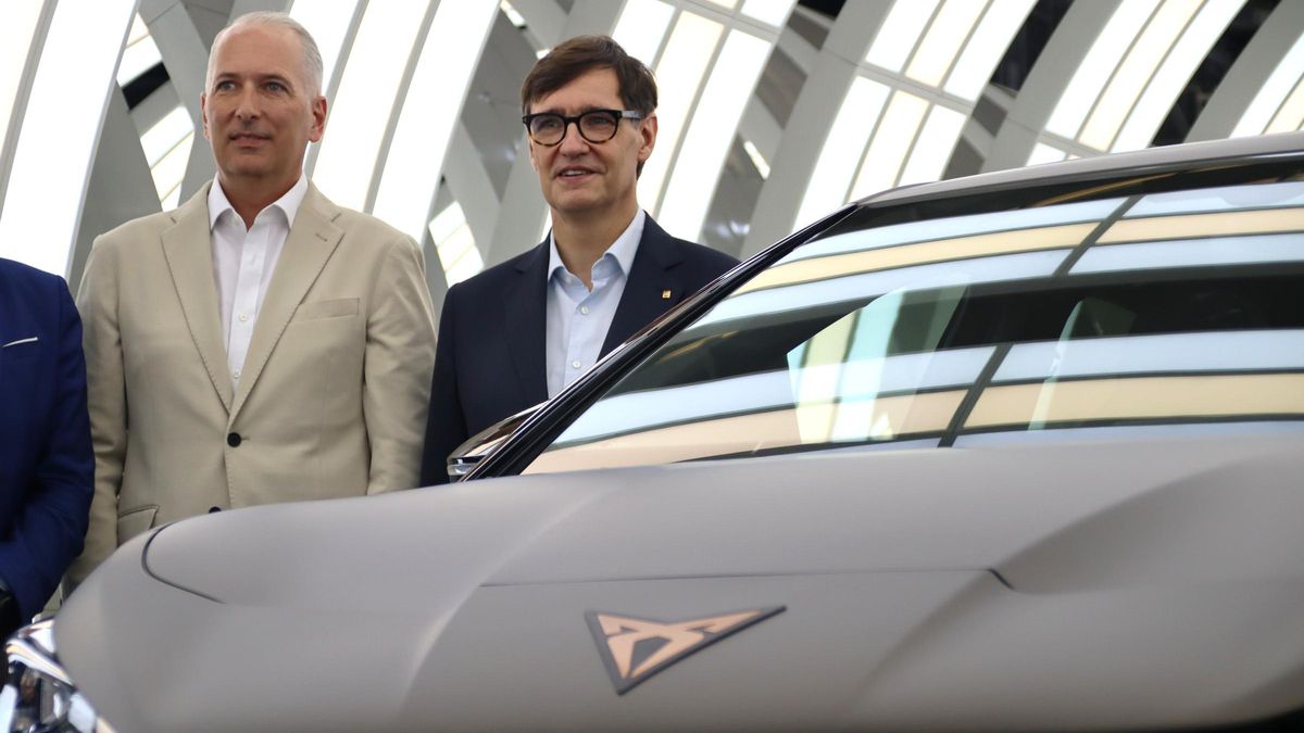 El president de la Generalitat, Salvador Illa, i el president interí de Seat, Markus Haupt, darrere un Cupra Tavascan