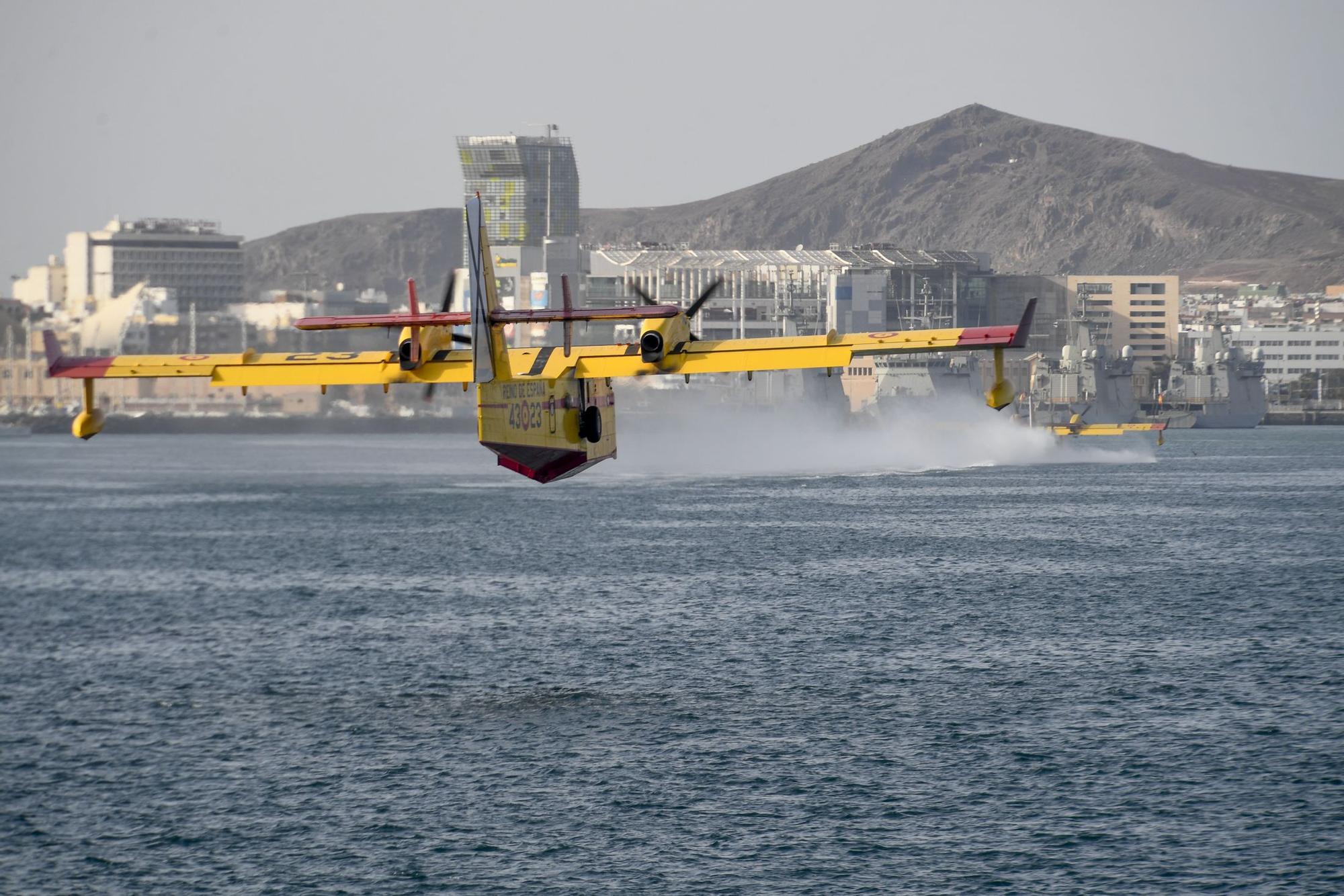Dos hidroaviones de la UME cargan agua en Las Palmas de Gran Canaria