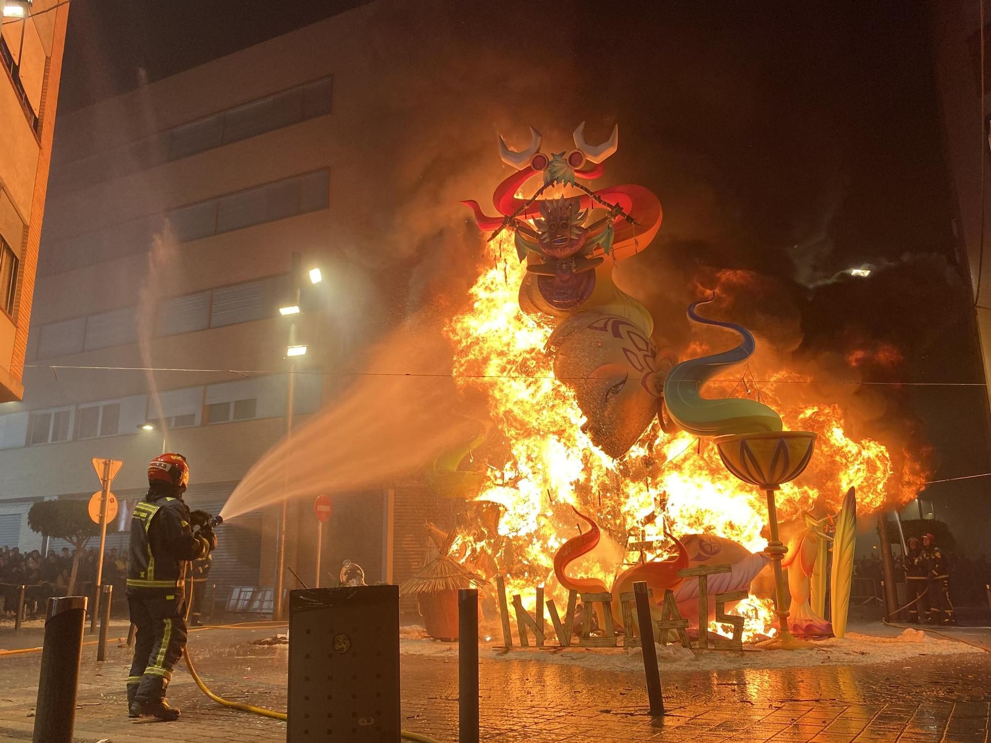 Galería I Fallas Benicarló: El monumento de la Paperina vive el momento culmen de la 'cremà'