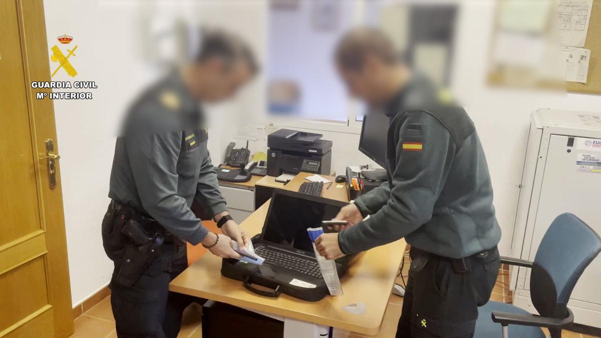 Los agentes incautaron material informático con archivos ilícitos