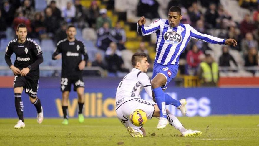 Cavaleiro se anticipa a Irureta, portero del Eibar, en la jugada del segundo gol del Deportivo en el partido disputado en Riazor.