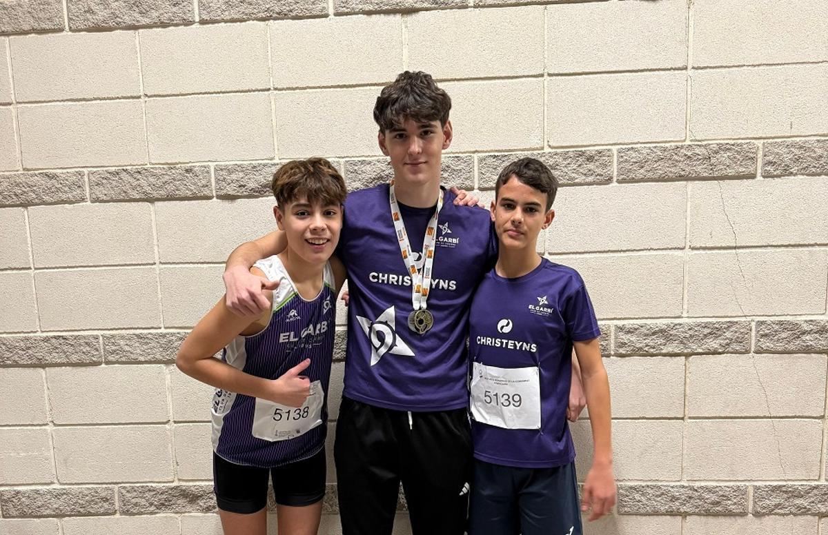 Jordi Bertó luce las medallas junto a sus compañeros de equipo, tras el Provincial sub16