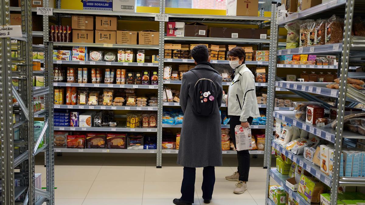 Dos compradores en el supermercado cooperativo La Osa, en Madrid.